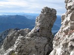 Altra discesa, dietro non  visibile ma c' il salto tra un torrione e l'altro, poi si traversa fino alla sosta