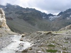 Il Vallone detritico della conca glaciale sotto il Rifugio Marinelli e il Ghiacciaio del Bernina