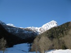 La partenza dal campo sportivo di Teveno, si attraversa l'ampia radura per entrare nel bosco lungo la carrozzabile