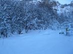 Lo spiazzo nel bosco dove si devia a sinistra