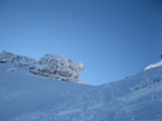 L'arrivo nei pressi del colletto dove si trova l'enorme roccia