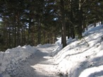 La partenza dal piccolo spiazzo appena sopra la grande struttura al termine della strada dell'Assietta