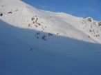 Il puntino lungo la traccia  la piccola casetta dove si passa in fianco. Oltre a questa baita iniziano dei traversi su pendii ripidi