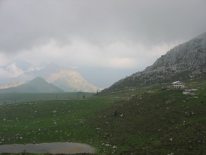 Il Rifugio Lecco visto dal colle per la bocchetta di Pesciola