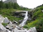 La piccola cascata da attraversare