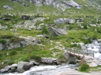 Il ponte sul torrente, dove poi si procede per salire verso il rifugio