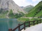 La strada sterrata che costeggia il lago e che porta alla partenza del sentiero.