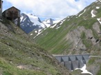 Si raggiunge la diga del Lago del Sabbione, poco pi sopra alla nostra sinistra sorge il rifugio Mores