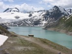 Il lago dei Sabbioni, si nota a destra la traccia del sentiero che seguendo il profilo del lago porta al rifugio Claudio e Bruno