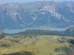 Dalla cima del Faulhorn, guardando verso nord, si pu ammirare i due grossi laghi di Brienz e Thunen. A destra della foto si nota Interlaken